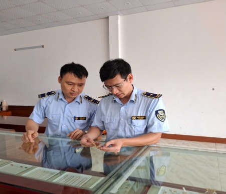 Lực lượng chức năng kiểm tra Doanh nghiệp tư nhân Đ.L tại thôn 3, xã Lam Sơn - Ảnh: Chi cục Quản lý thị trường tỉnh Thanh Hóa
