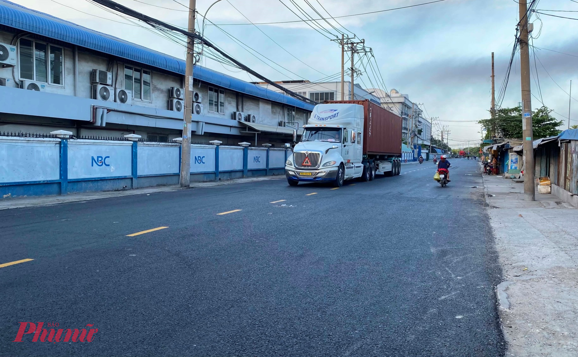 Xe container lưu thông thuận lợi trên đường Bến Nghé