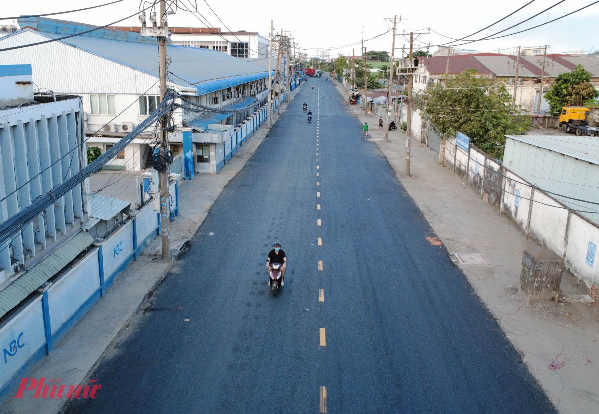 Xe máy không cũng lưu thông thoải mái, không còn đi trên vỉa hè để né ổ voi như trước - Ảnh: Nguyễn Văn