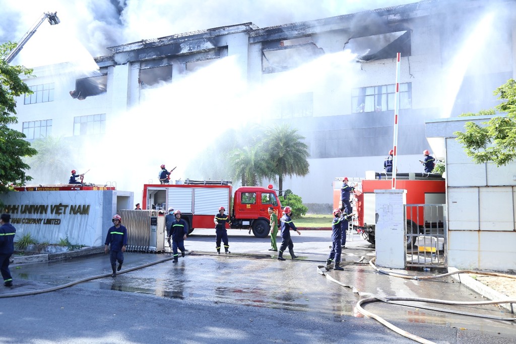 Lực lượng chữa cháy tiếp cận hiện trường. Ảnh: CACC