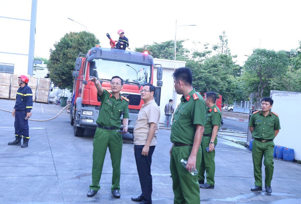Đại tá Trần Anh Sơn – Phó Giám đốc Công an thành phố có mặt chỉ đạo trực tiếp. Ảnh: CACC