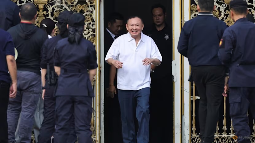 Cựu Thủ tướng Thái Lan Thaksin Shinawatra  được trả tự do sau 8 tháng thụ án tại nhà tù Klong Prem Central ở Bangkok, Thái Lan - Ảnh: Athit Perawongmetha