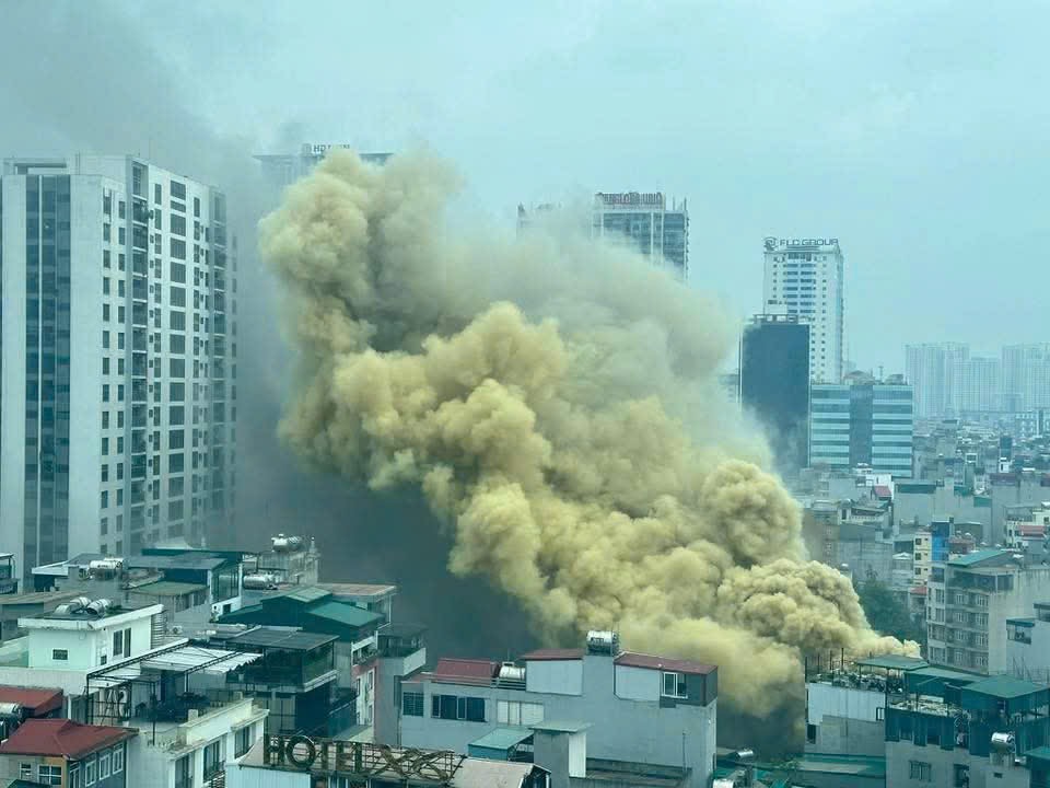 Khói bao trùm quán karaoke ở Hà Nội. Ảnh: H.L