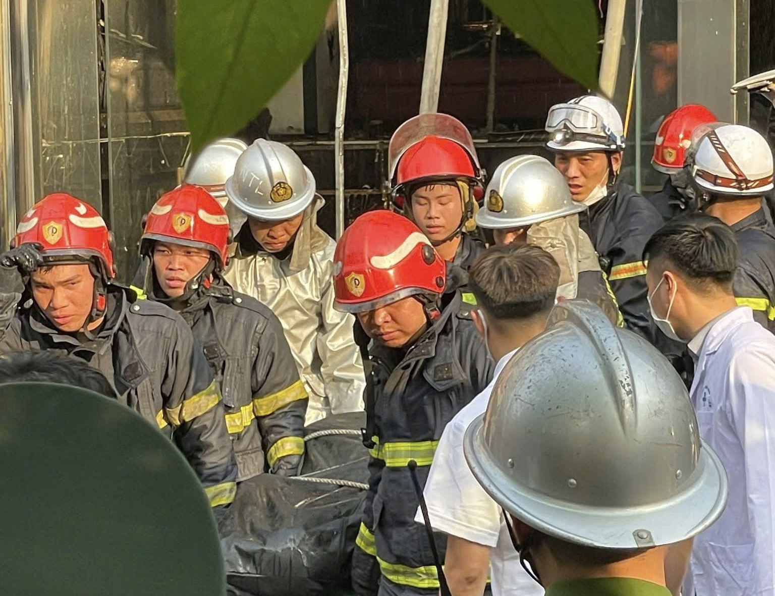 Thi thể nạn nhân được đưa ra khỏi hiện trường. Ảnh: L.V