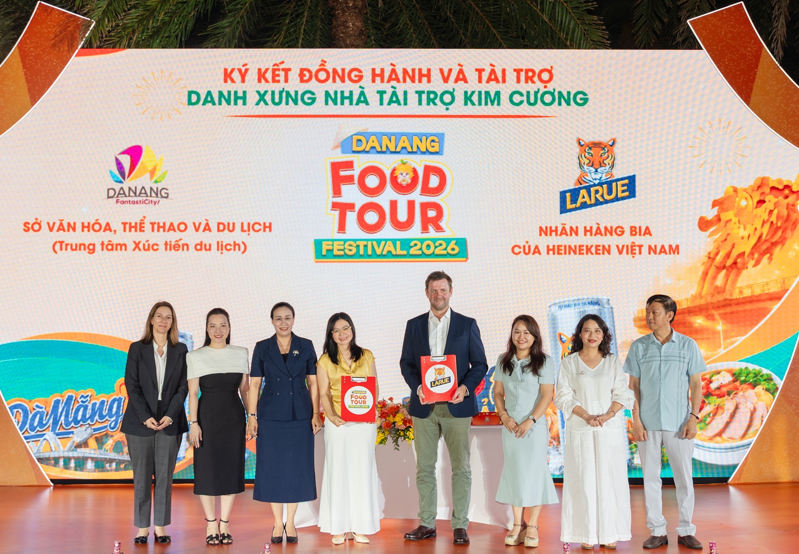 Larue ký kết biên bản ghi nhớ hợp tác với Sở Văn hóa Thể thao và Du lịch thành phố Đà Nẵng với chủ đề Larue - Tự hào Hương vị Văn hóa Ẩm Thực Đà Nẵng - Ảnh: Larue