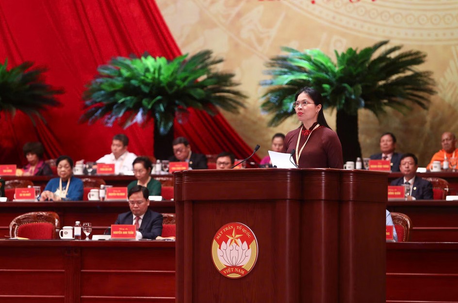 Bà Hà Thị Nga Trình bày Báo cáo Kiểm điểm hoạt động của UBTƯ, Đoàn Chủ tịch và Ban Thường trực UBTƯ MTTQ Việt Nam khóa X, nhiệm kỳ 2024 - 2029 (giai đoạn 2024-2026) tại phiên làm việc đầu tiên của Đại hội MTTQ Việt Nam lần thứ XI. Ảnh: Quang Vinh