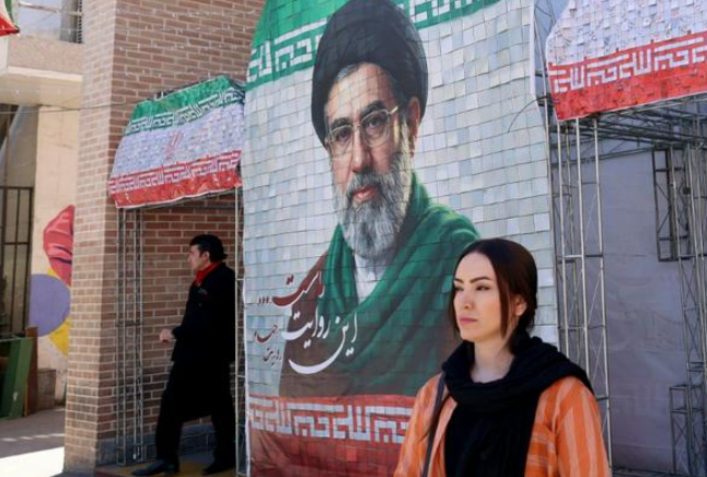một bức ảnh lớn lát gạch của nhà lãnh đạo hiện tại của Iran Ayatollah Mojtaba Khamenei bên ngoài một ga tàu điện ngầm ở Tehran
