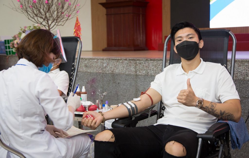 Cầu thủ Đoàn Văn Hậu, người mang trên mình nhiều hình xăm thực hiện nghĩa cử cao đẹp