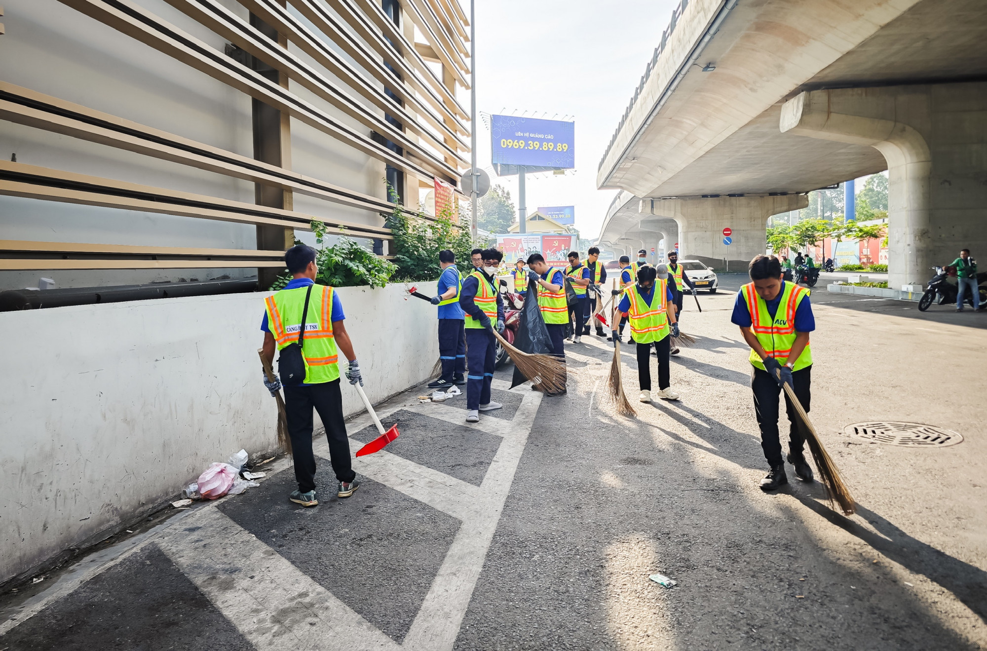 Nhân viên sân bay ra quân dọn rác, khơi thông hệ thống cống thoát nước - Ảnh: ACV