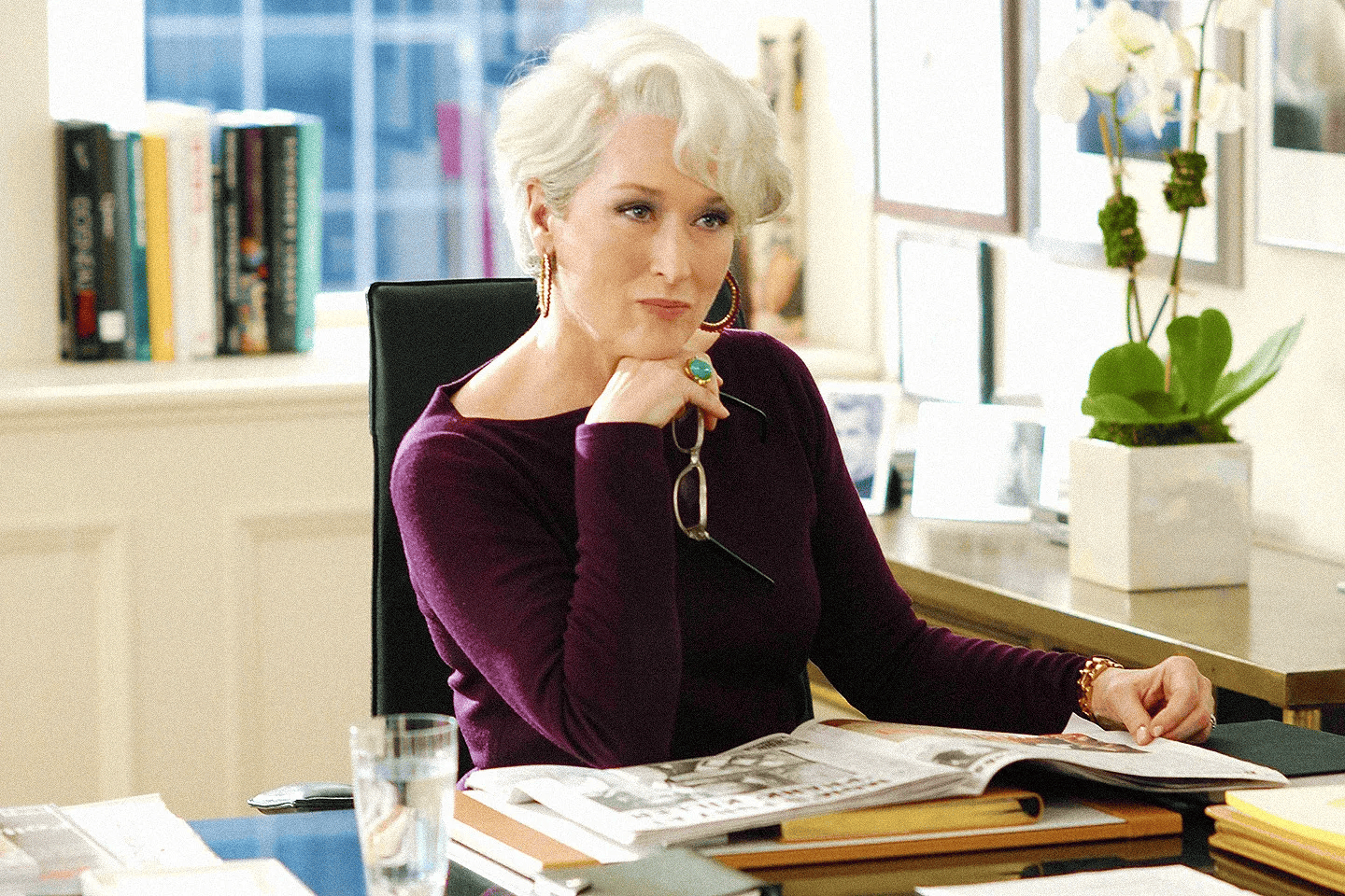 Ngôi sao từng 21 lần được đề cử giải Oscar Meryl Streep tiếp tục vào vai Miranda Priestly, nữ tổng biên tập quyền lực, lạnh lùng và đầy ám ảnh của giới thời trang.