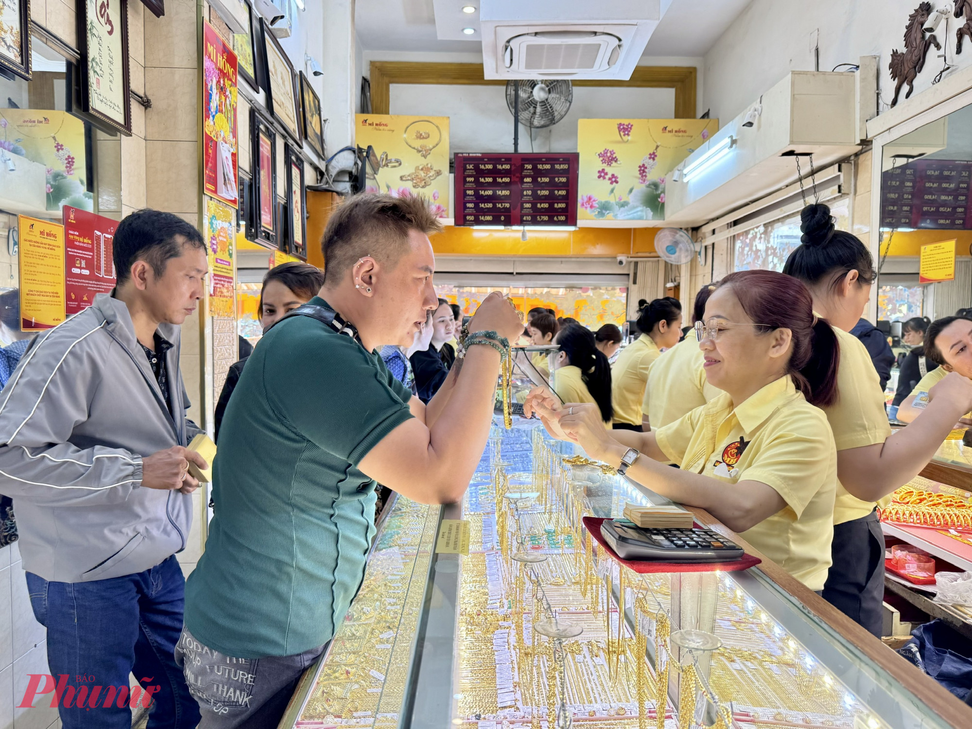 Tích trữ vàng bằng vốn tự có không bao giờ là sai, nhưng đừng mua đuổi theo đám đông khi giá đang trên đỉnh - Ảnh: Thanh Hoa