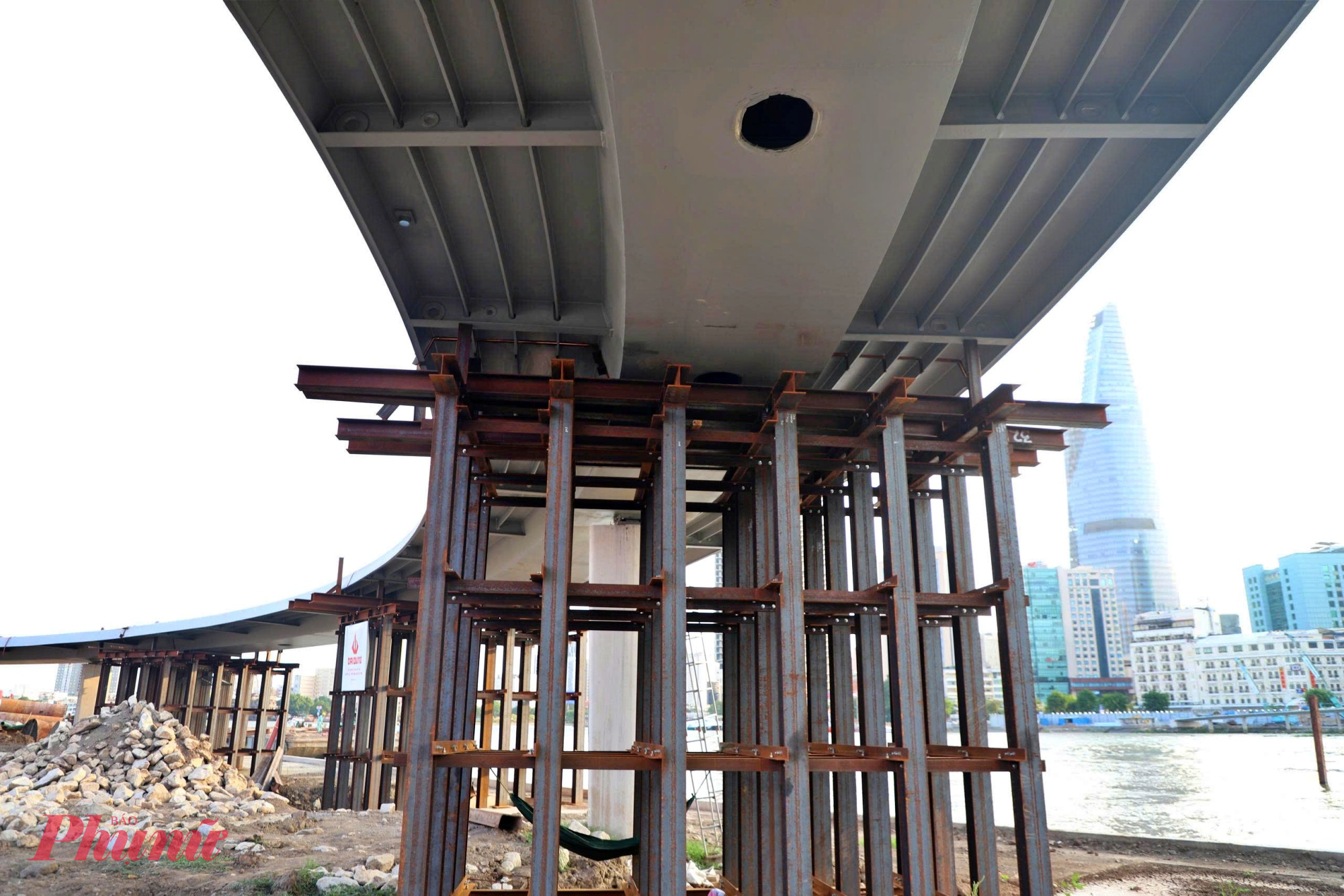 Dưới gầm cầu dẫn phía phường An Khánh - Ảnh: Nguyễn Văn