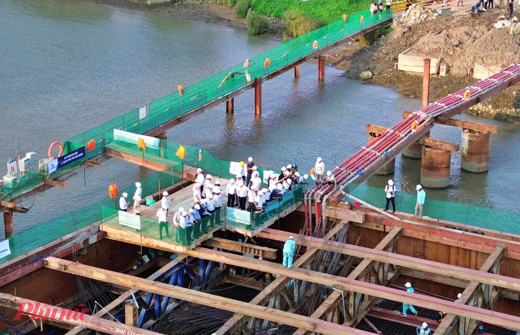 Lãnh đạo TPHCM chứng kiến mẻ bê tông đầu tiên của trụ cầu chính - Ảnh: Nguyễn Văn
