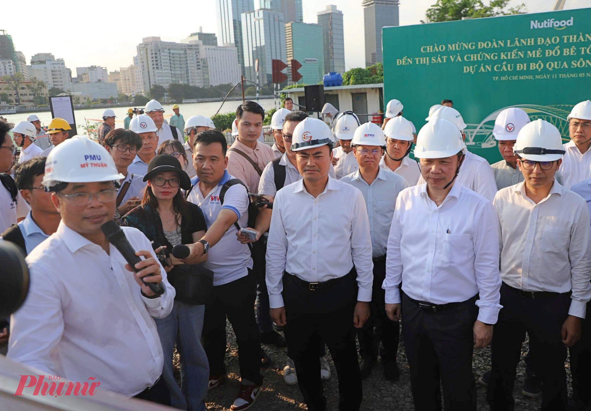 Phó chủ tịch UBND TPHCM Bùi Xuân Cường (hàng đầu thứ 3 từ phải qua) nghe báo cáo tiến độ dự án - Ảnh: Nguyễn Văn