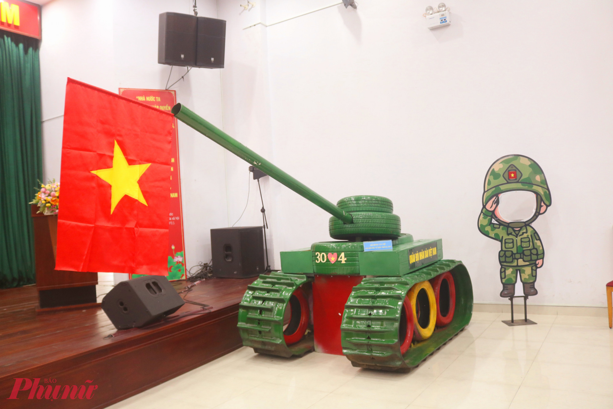Chi hội Phụ nữ khu phố Ba Son đưa mô hình xe tăng làm từ vật liệu tái chế đến buổi sinh hoạt chuyên đề - Ảnh: Thảo Nguyên 