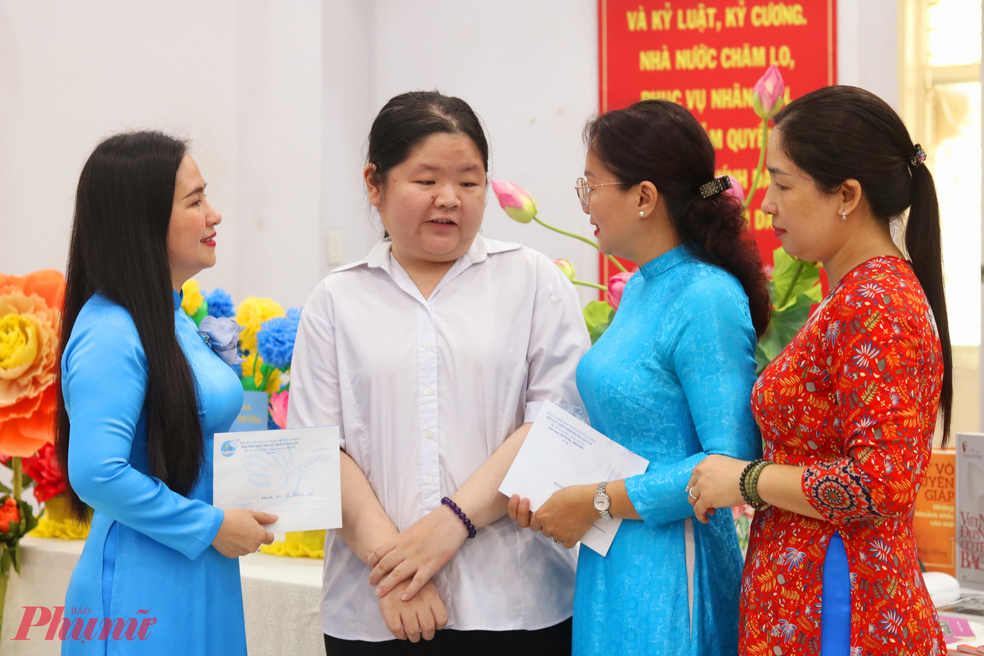 Bà Hoàng Thị Thu Liên – Chủ tịch Ủy ban MTTQ Việt Nam phường Sài Gòn (thứ 2, từ phải qua) – cùng chị em cán bộ hội trò chuyện, động viên chị Lê Thanh Hà (thứ 2, từ trái qua) - Ảnh: Thảo Nguyên 
