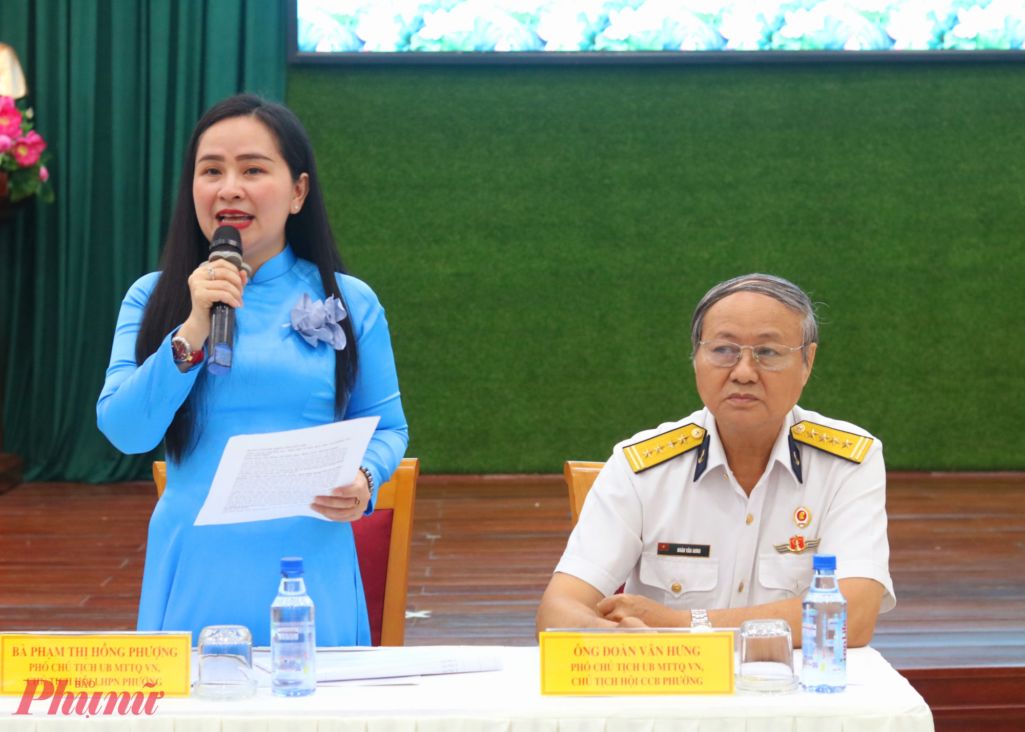 Bà Phạm Thị Hồng Phượng – Phó chủ tịch Ủy ban MTTQ Việt Nam phường Sài Gòn, Chủ tịch Hội LHPN phường và ông Đoàn Văn Hưng – Phó chủ tịch Ủy ban MTTQ Việt Nam phường Sài Gòn, Chủ tịch Hội Cựu chiến binh phường – cùng chủ trị buổi sinh hoạt chuyên đề - Ảnh: Thảo Nguyên 