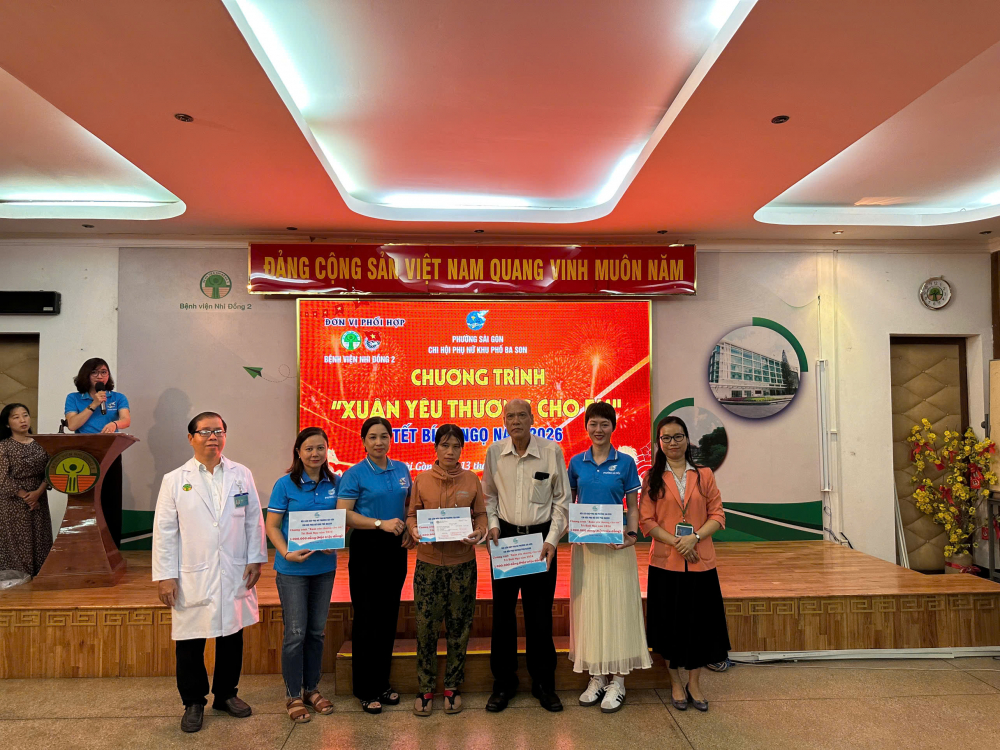 Chi hội Phụ nữ khu phố Ba Son trao tiền hỗ trợ đóng viện phí đến người thân của các em nhỏ điều trị tại bệnh viện Nhi Đồng 2 - Ảnh: Hội LHPN phường Sài Gòn