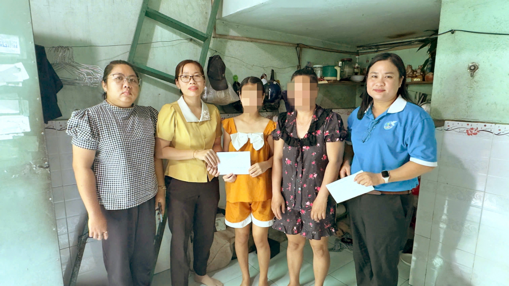Cán bộ phường Thuận Giao hỗ trợ ban đầu cho gia đình B.N. - Nguồn ảnh: Hội LHPN phường Thuận Giao