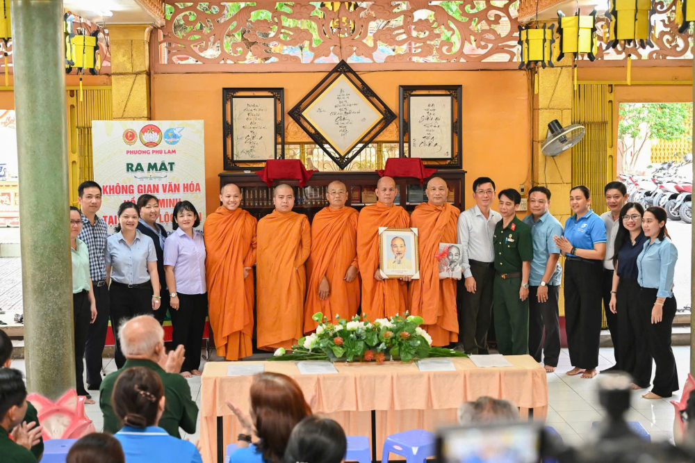 Hội LHPN phường Phú Lâm phối hợp cùng Hội Cựu chiến binh phường a mắt “Không gian văn hóa Hồ Chí Minh” tại Tịnh xá Lộc Uyển