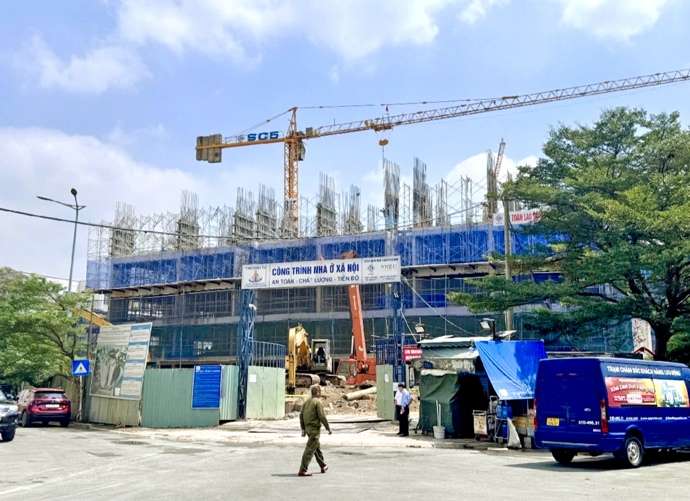 TPHCM: Liên kết 3 bên giúp người lao động sớm an cư Theo kế hoạch, đến năm 2030, TPHCM xây thêm 200.000 căn nhà ở xã hội. Trong ảnh: Chung cư nhà ở xã hội số 4 Phan Chu Trinh, phường Bình Thạnh đang được xây dựng với quy mô gồm 3 khối (block) cao tối đa 20 tầng, cung cấp khoảng 864 căn hộ