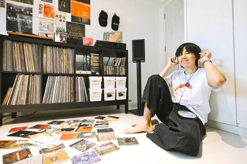 Anh Cody Tong - người dùng biệt danh Radiocore trên Instagram, cùng bộ sưu tập đĩa CD của mình - ẢNH: SHINTARO TAY (Straits Times)