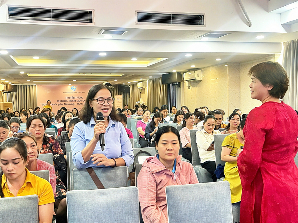 Nhiều chị em phụ nữ tham gia lớp học về xây dựng gia đình, nuôi dạy con trong chương trình “Đồng hành yêu thương - nuôi dưỡng tương lai” - ẢNH: DIỆU HIỀN