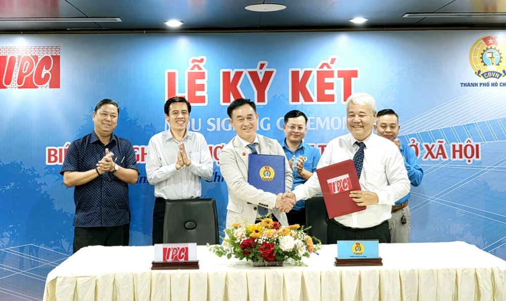 TPHCM: Liên kết 3 bên giúp người lao động sớm an cư Ông Võ Khắc Thái - Phó chủ tịch thường trực Liên đoàn Lao động TPHCM - và ông Võ Hồng Tài - Quyền tổng giám đốc Công ty IPC - ký kết biên bản ghi nhớ hợp tác triển khai đề án phát triển nhà ở xã hội cho công nhân và người lao động vào ngày 17/4