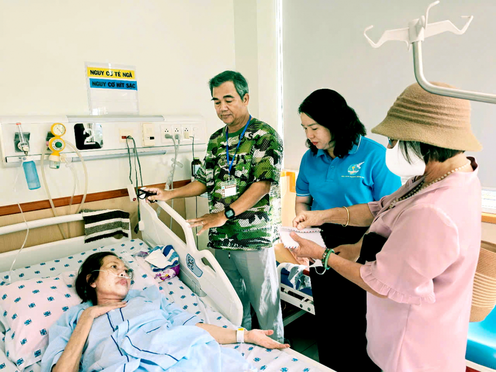 Lan tỏa yêu thương từ những tấm lòng nhân ái Hội LHPN phường Đông Hòa cùng bà Phạm Thị Xuân Mai - đại diện nhóm Từ thiện Dĩ An - đến thăm, động viên và trao kinh phí hỗ trợ bà Nguyễn Thị Ngọc Điệp