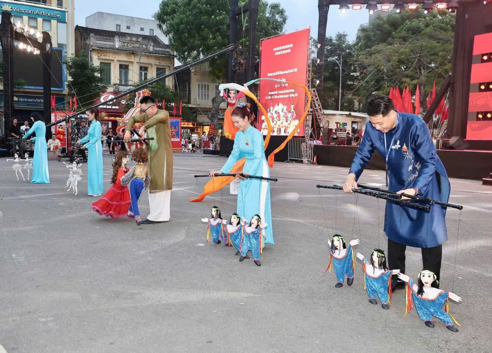 Đạo diễn Trần Được (bìa phải)