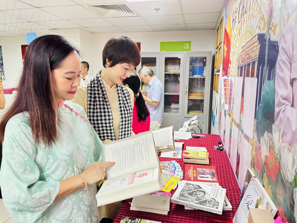 Các chị em đọc sách tại Không gian văn hóa Hồ Chí Minh trong chung cư Vinhomes Golden River Ba Son - Ảnh: Hội LHPN phường Sài Gòn