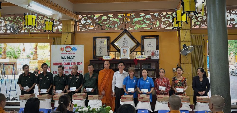 Không chỉ dừng lại ở hoạt động văn hóa, chương trình còn cụ thể hóa việc học tập và làm theo tư tưởng, đạo đức, phong cách Hồ Chí Minh bằng những việc làm thiết thực chăm lo an sinh xã hội. Dịp này, ban tổ chức đã trao tặng 10 phần quà cho các hộ dân có hoàn cảnh khó khăn trên địa bàn phường.