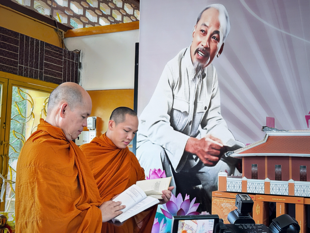 Sư thầy tham quan, tìm hiểu về cuộc đời, sự nghiệp, tư tưởng và đạo đức của Bác 