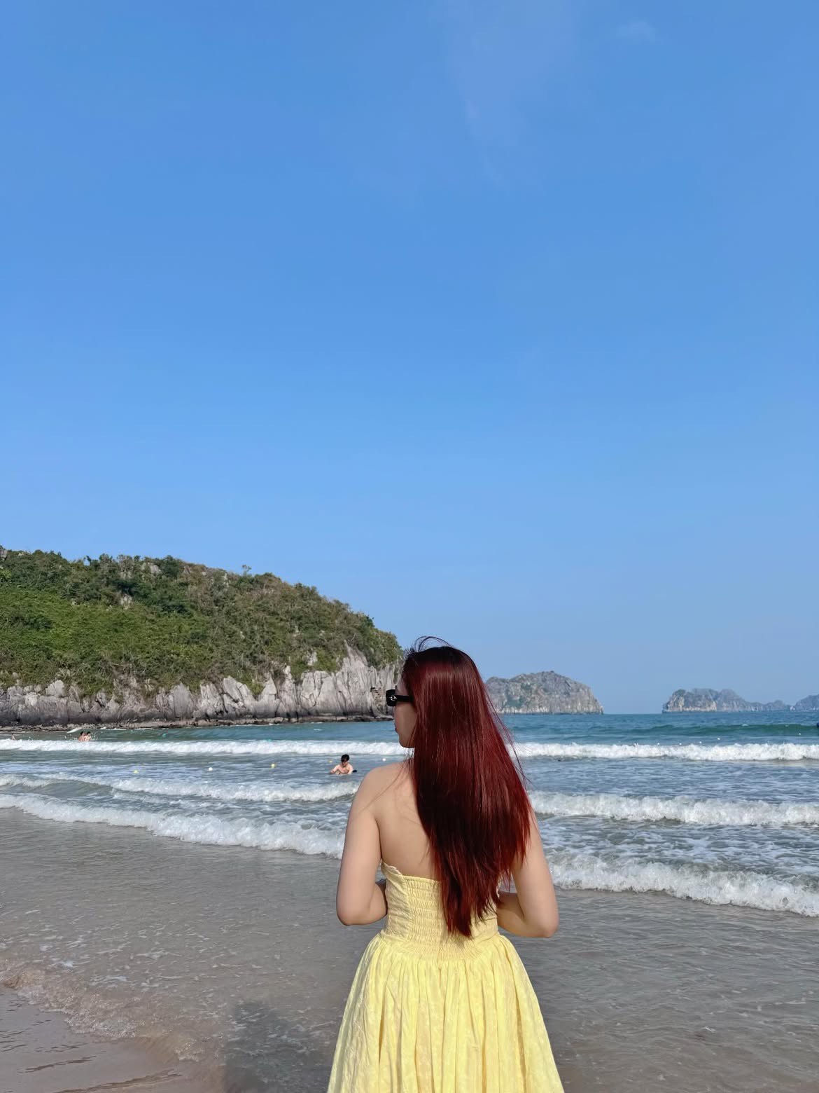 Mùa hè, biển Cát Bà xanh trong màu ngọc bích - Ảnh: Kimyen.3021