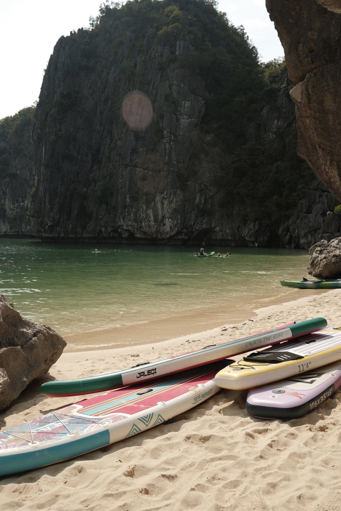 Hoạt động chèo SUP được du khách yêu thích tại Cát Bà - Ảnh: n.fanh