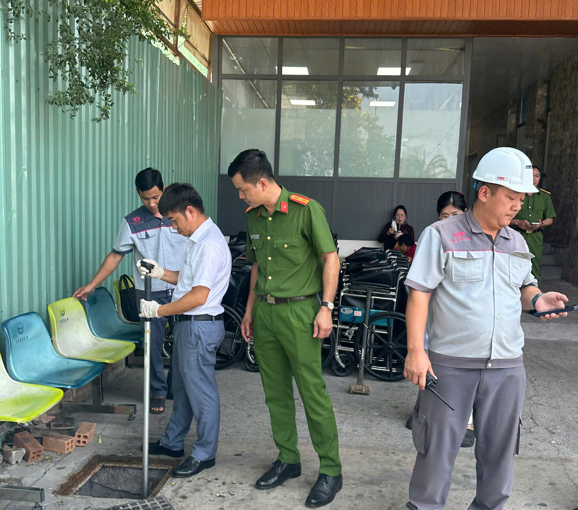 Đoàn kiểm tra lấy mẫu nước thải tại Bệnh viện S.I.S Cần Thơ - Ảnh: CACC