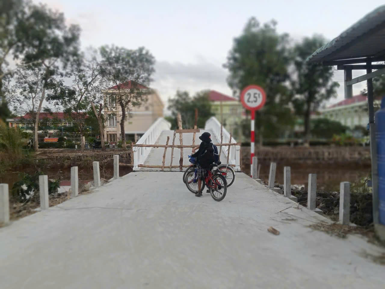 Cầu bắc qua Kênh Minh Hà bị rào chắn không cho người dân lưu thông. Ảnh: CTV