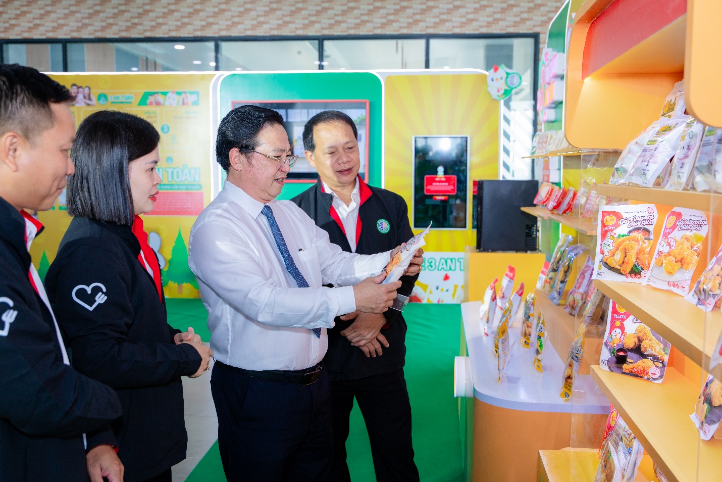 Các đại biểu tìm hiểu các sản phẩm chế biến thuộc chuỗi Feed - Farm - Food của CPV Food - Ảnh: Đ.Q