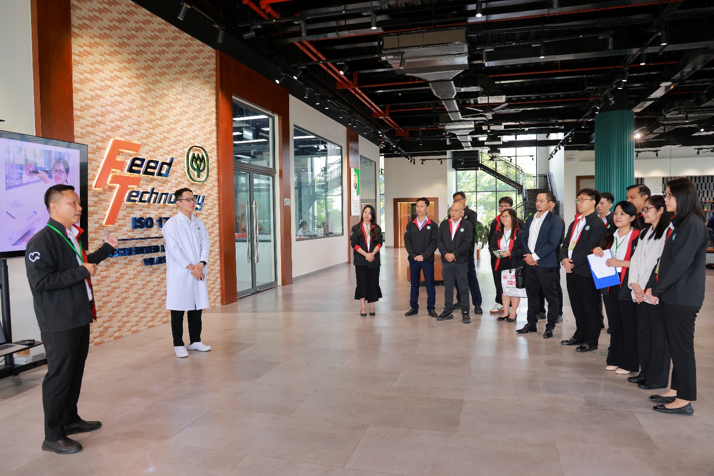 Các đại biểu tham quan phòng thí nghiệm tại nhà máy thức ăn chăn nuôi CPV Food Bình Phước - Ảnh: Đ.Q