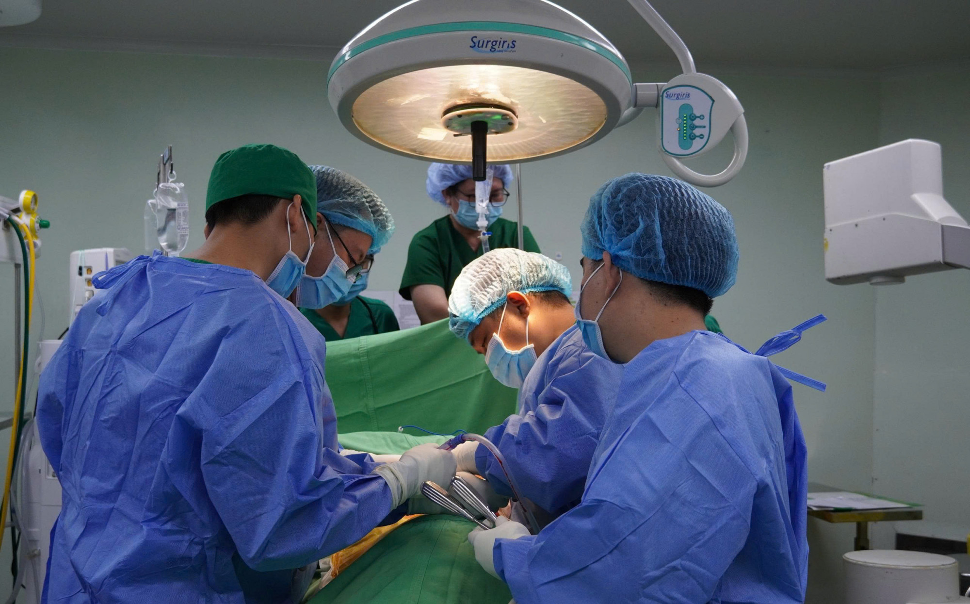 Các bác sĩ phẫu thuật cho bệnh nhân... Ảnh: CTV