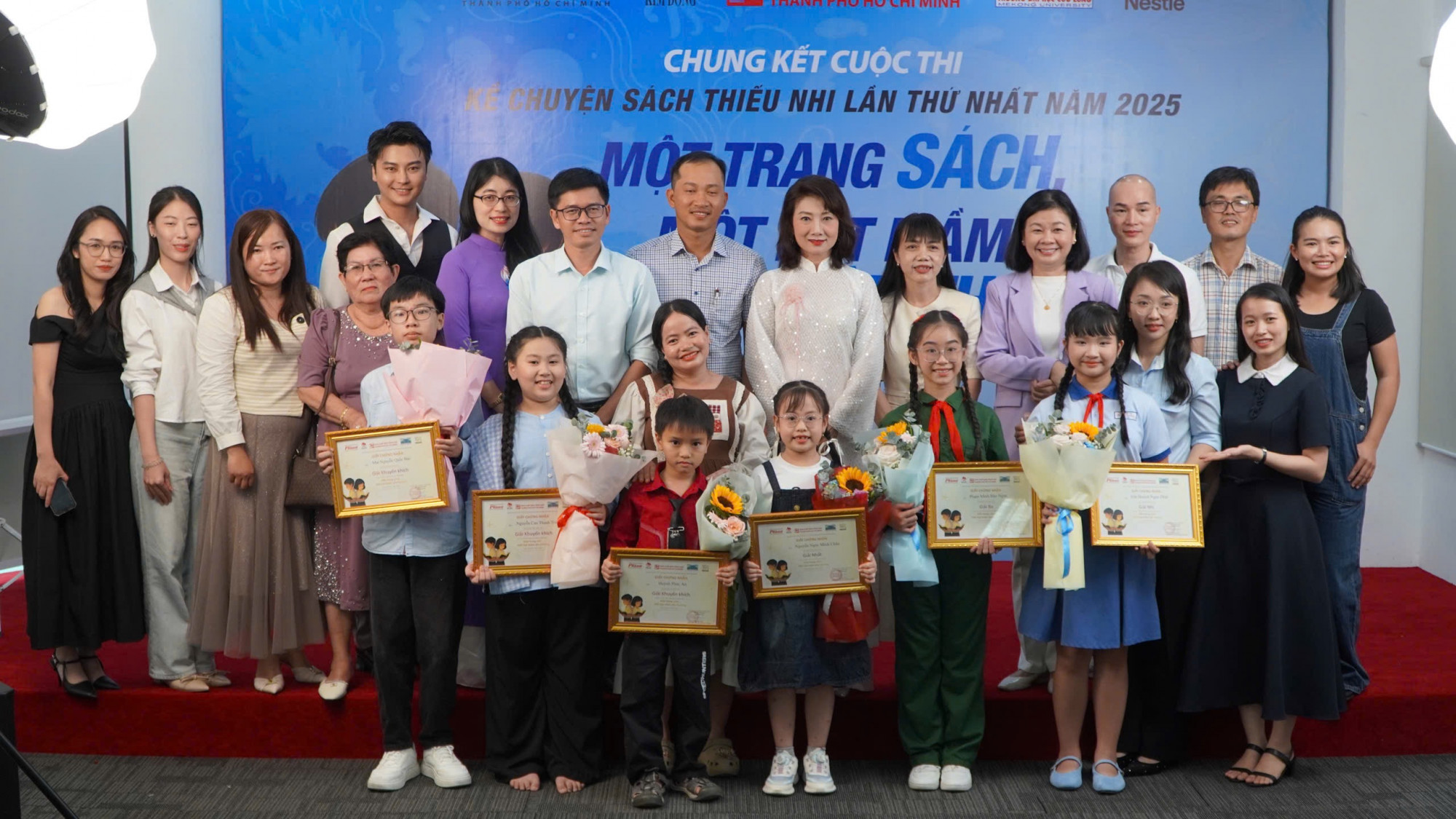 Thí sinh, ban giám khảo và các gia đình chụp ảnh lưu niệm cùng nhau