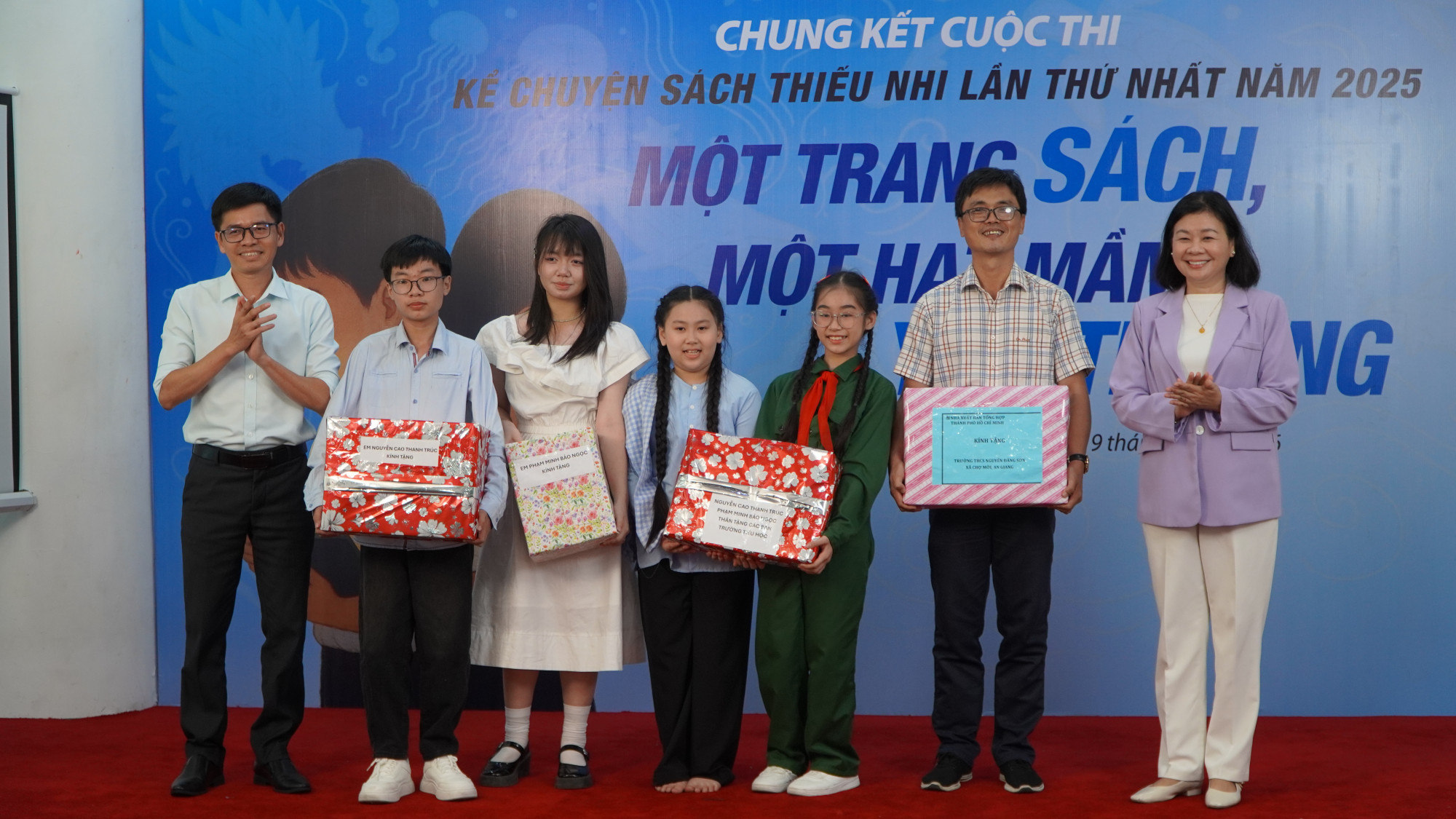 Nhà xuất bản Tổng hợp TPHCM và 2 thí sinh Thanh Trúc, Bảo Ngọc tặng sách thư viện trường THCS Nguyễn Đăng Sơn
