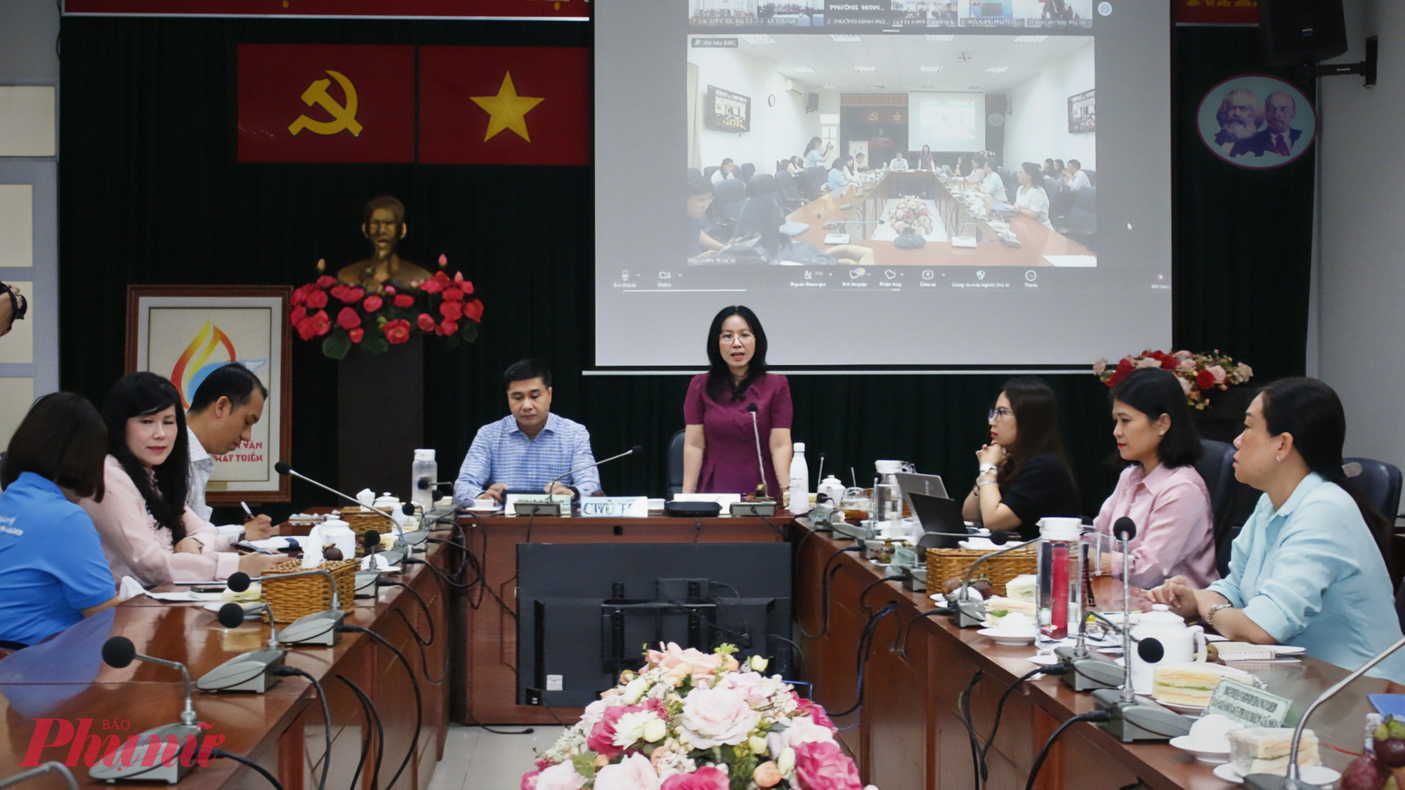 Tham dự hội nghị có bà Huỳnh Thị Thúy Phương – Phó chủ tịch Hội LHPN TPHCM; ông Trần Dũng Hà – Phó giám đốc BHXH TPHCM cùng đại diện Ban Thường vụ Hội LHPN TPHCM và lãnh đạo các phòng nghiệp vụ BHXH thành phố. Ngoài ra, tại các điểm cầu trực tuyến còn có sự tham dự của Ban Thường vụ Hội LHPN 168 xã, phường, đặc khu cùng lãnh đạo BHXH 33 cơ sở.