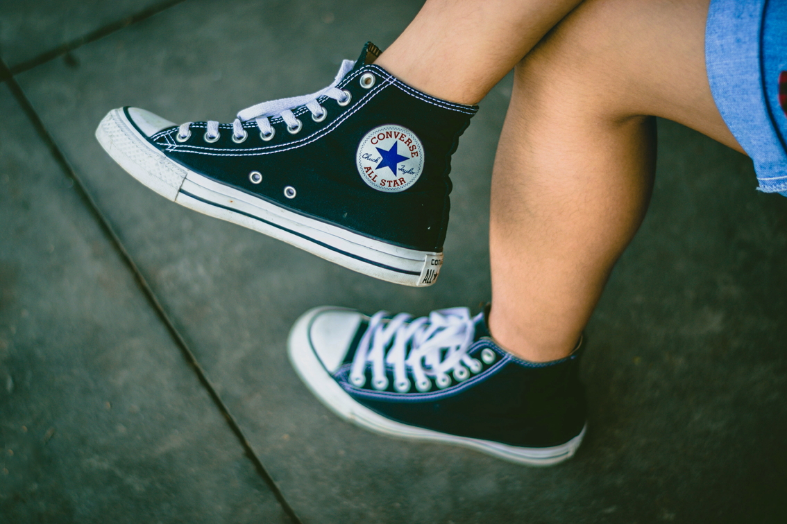 Mẫu giày Converse Chuck Taylor All-Star - một thiết kế gần như không thay đổi kể từ khi ra mắt năm 1917 - minh chứng cho sức ảnh hưởng lâu dài của yếu tố hoài niệm trong tiếp thị - ẢNH: JAIZER CAPANGPANGAN (Unsplash)