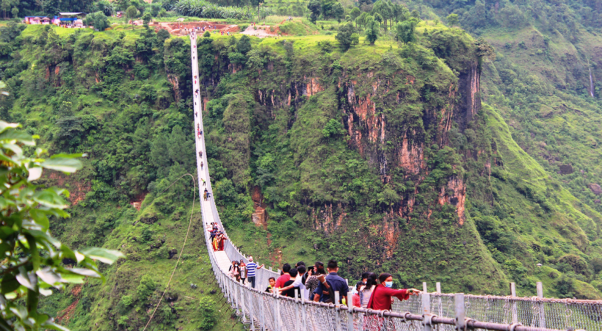 Đi qua cầu vào lúc gió mạnh, cầu run lắc, chắc chắc sẽ rất lo lắng - Ảnh: highestbridge