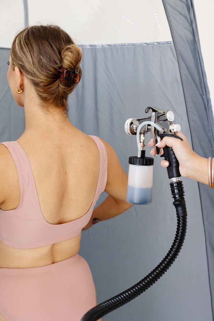 Khi phun tanning người dùng cần che chắn để tránh hít hóa chất vào cơ thể - Ảnh: SB