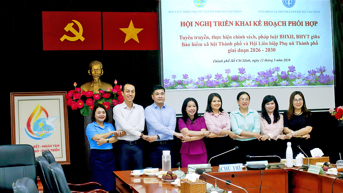 Đại diện Hội LHPN và BHXH TPHCM thực hiện nghi thức phối hợp triển khai công tác tuyên truyền, thực hiện chính sách, pháp luật BHXH, BHYT giai đoạn 2026-2030