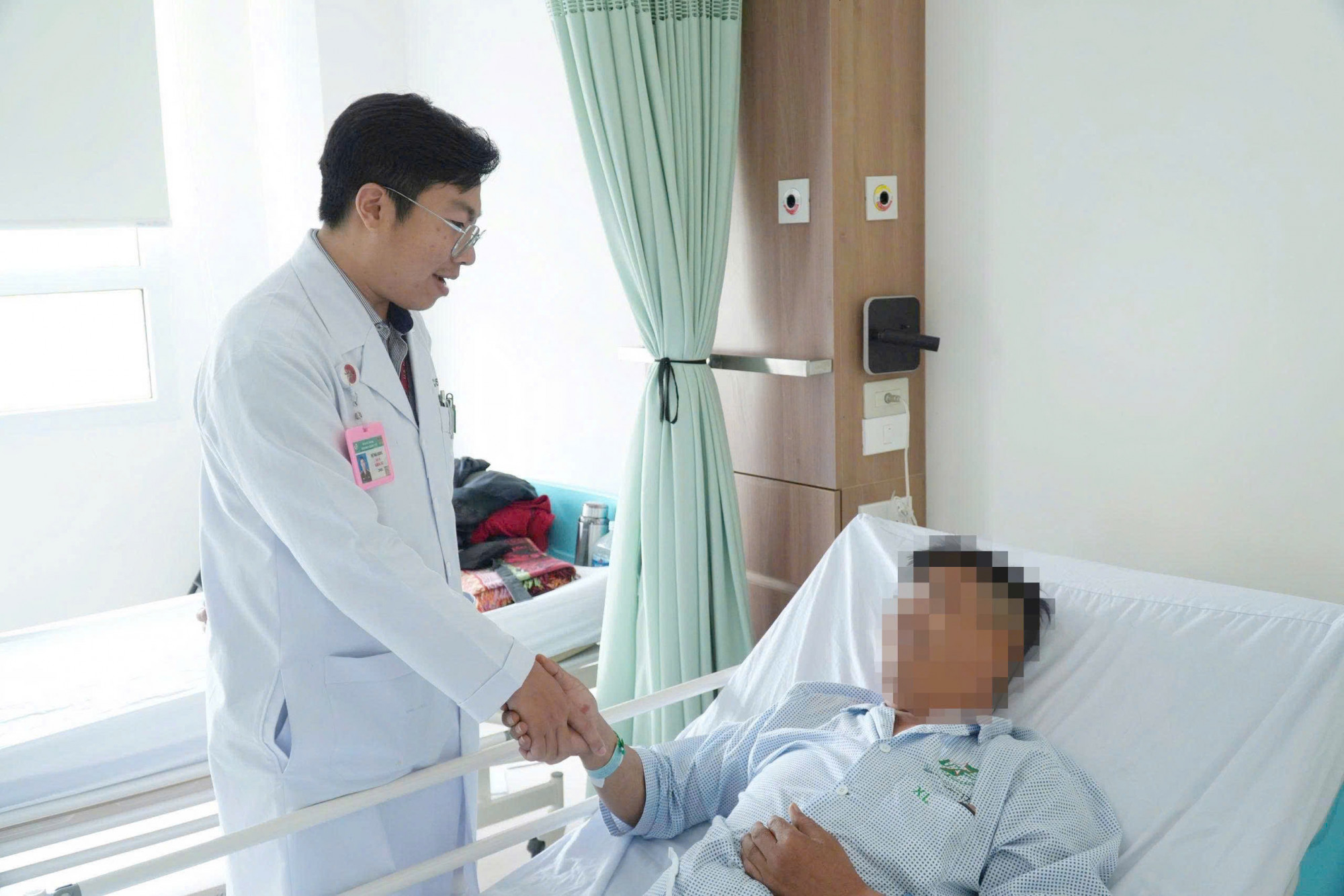 Bác sĩ bệnh viện thăm khám, động viên người bệnh sau phẫu thuật, ảnh BVCC
