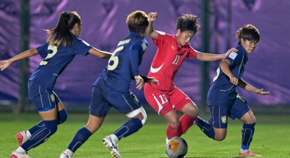 U17 nữ Việt Nam lỡ hẹn World Cup Cầu thủ CHDCND Triều Tiên vẫn tự tin đột phá trước vòng vây của 3 tuyển thủ Thái Lan - Ảnh: AFC