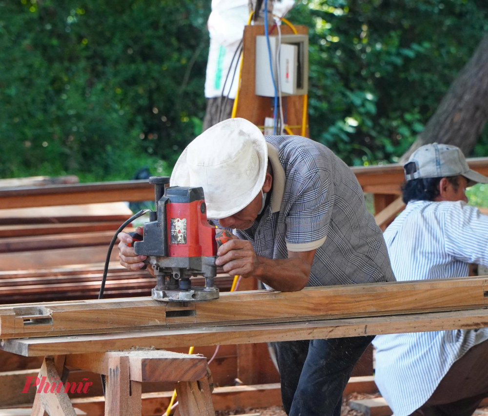 Đại diện Ban Quản lý dự án Di tích Cố đô Huế thông tin, dự án được khởi công từ tháng 1.2026, đến thời điểm hiện tại tổng khối lượng thực hiện đạt hơn 15%. Theo kế hoạch, đến hết năm 2026, dự án sẽ hoàn thành các hạng mục chính như: hệ khung và mái Đại Thành Điện; hoàn thành tu bổ Văn Miếu Môn, Kim Thanh Môn, Ngọc Chấn Môn.